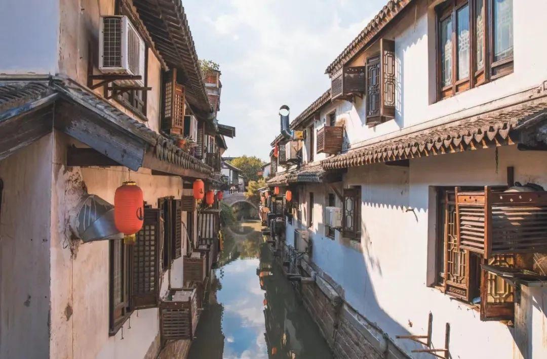 凤城三路曹家庙社区路面塌陷，临时管控渭滨路凤城三路，暂停通行。